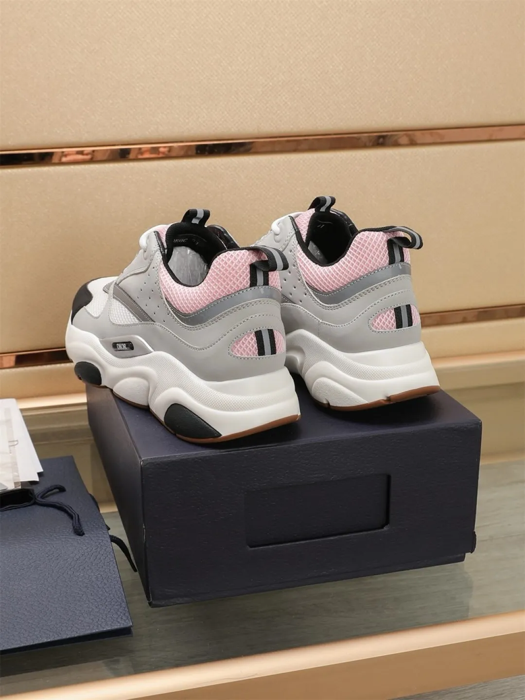 Men's shoes 💰P460💰【Dior】Dior✨ is online at the same time👏 This casual sneaker is a new product in the series and continues Di*r's classic style. The upper is made of original mesh and cow leather, with a two-color textured outsole, and the brand's iconic details on the rear collar and heel to enhance the style. Fashionable and versatile. Wear it with jeans or slacks for a casual look. Size: 38-44 (45 customized)